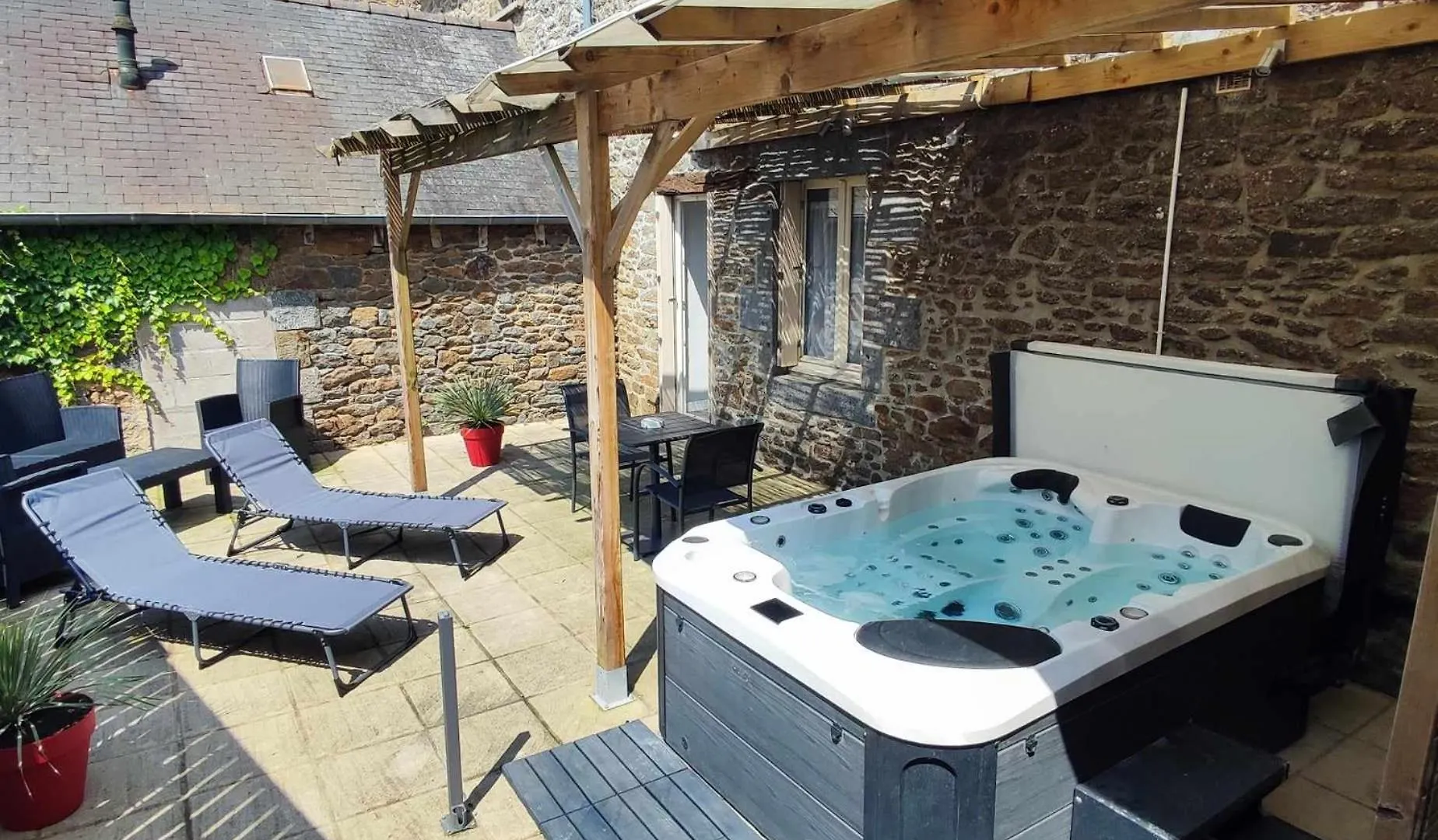 Appartement Jacuzzi Studio 2/4 pers avec terrasse aménagée Saint-Pierre-de-Plesguen